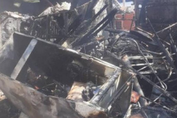 La chispa de una leña provocó un incendio que consumió una vivienda