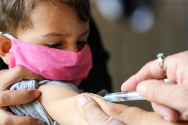 En Corrientes analizan vacunar en las escuelas a niños de 3 a 11 años