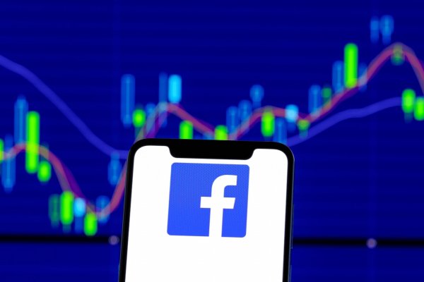 Las acciones de Facebook caen casi un 5% tras su apagón más prolongado desde 2008