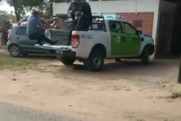 Policía herido al ser pateado por un detenido y caer desde la cajuela de un patrullero