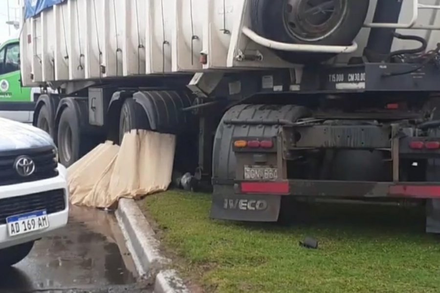 Trágico: Motociclista murió tras quedar debajo de un camión