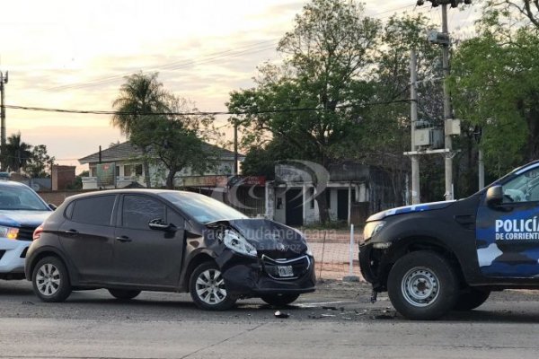 Choque frontal entre un auto y un patrullero en el acceso a Santa Ana