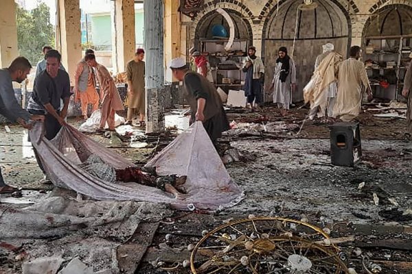 Al menos 50 muertos por un ataque explosivo en una mezquita de Afganistán
