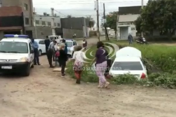 Conductor perdió el control de su auto y terminó en una zanja