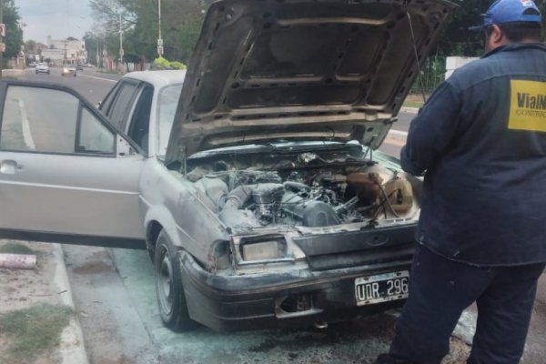 Se incendió un auto cuando transitaba por avenida Maipú