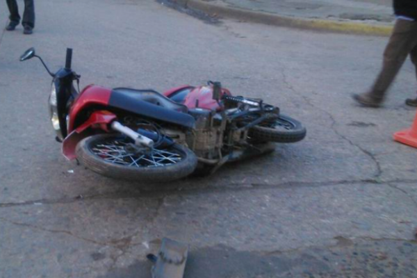 Una mujer terminó en grave estado tras ser arrollada por una moto