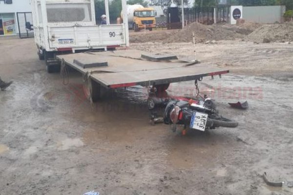 Una familia en moto resultó lesionada tras chocar contra el acoplado de un camión