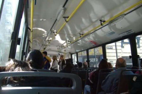 Depravado mostró sus partes íntimas a una nena en el colectivo