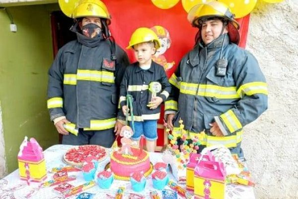 Un niño celebró su cumpleaños con sus héroes: los bomberos