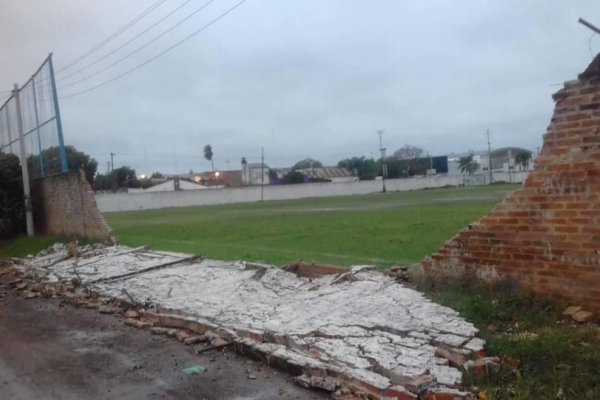 Se derrumbó el muro de la cancha Alvear