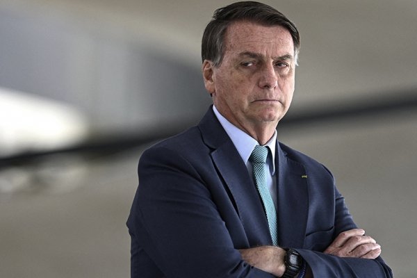 Bolsonaro dice que llora solo en el baño, escondido de su esposa