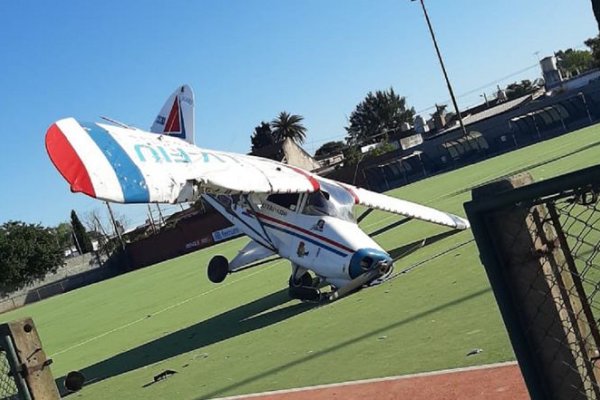 Cayó una avioneta publicitaria en un campo de deportes