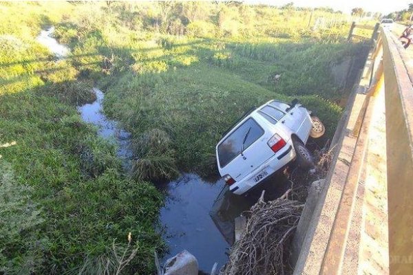 Despistó con su auto y cayó a un arroyo