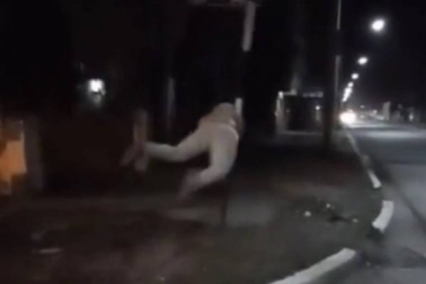 Acto de vandalismo en Corrientes: Tackleó la señalética de una calle