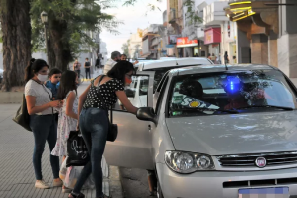 Colapsó el servicio de remises: Circularon pocas unidades y hubo fuertes demoras