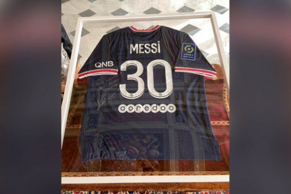 Messi le envió una remera del PSG autografiada al papa Francisco