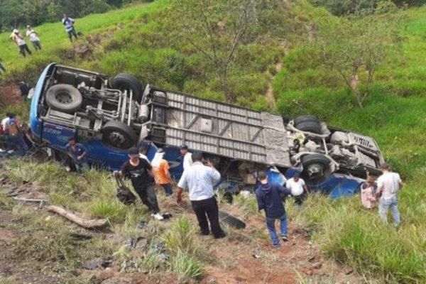 Ecuador: Once muertos tras la caída de un ómnibus al abismo
