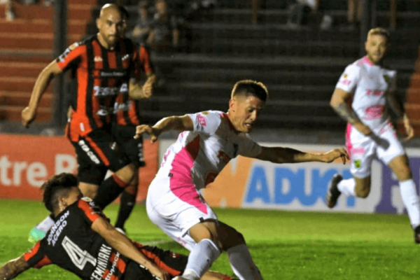 Patronato rescató un empate sobre el final ante Defensa y Justicia