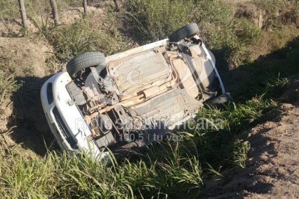 Despiste y vuelco en acceso al Perichón