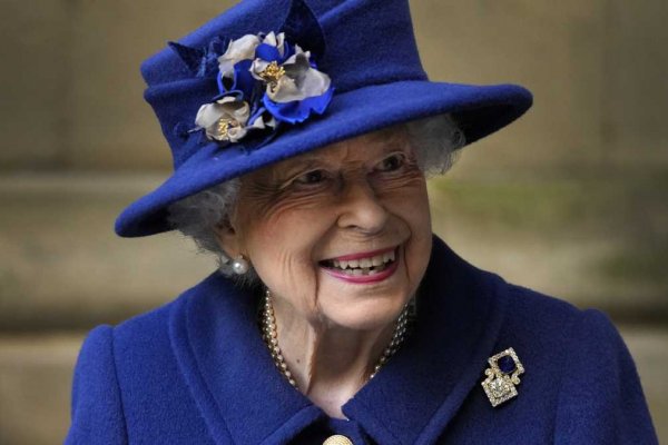 La reina Isabel II rechazó el premio Anciana del año