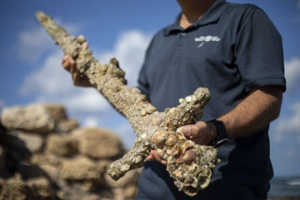 Encontraron una espada de hace 900 años en el fondo del Mediterráno