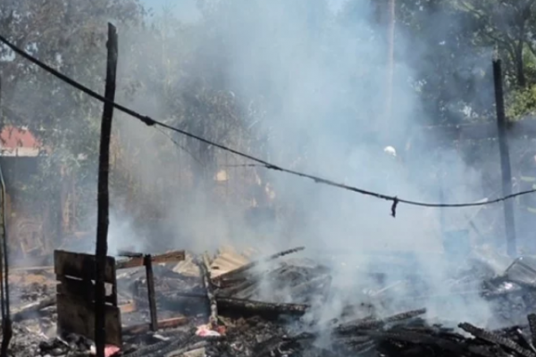 Piden ayuda para una familia que perdió su casa en un incendio