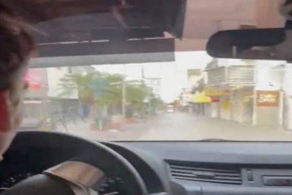 Se filmaron manejando una camioneta sobre la peatonal Junín y la plaza La Cruz