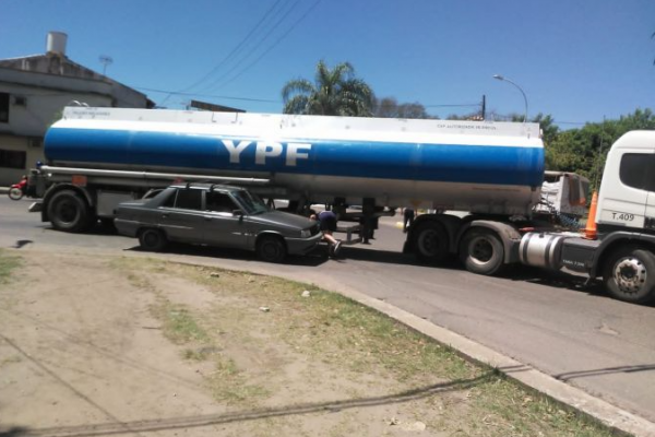 Camión de combustible chocó a un auto