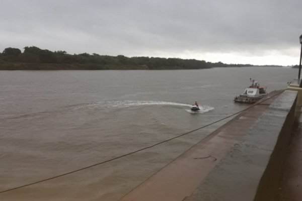 Buscan a una persona que desapareció en aguas del riacho Goya