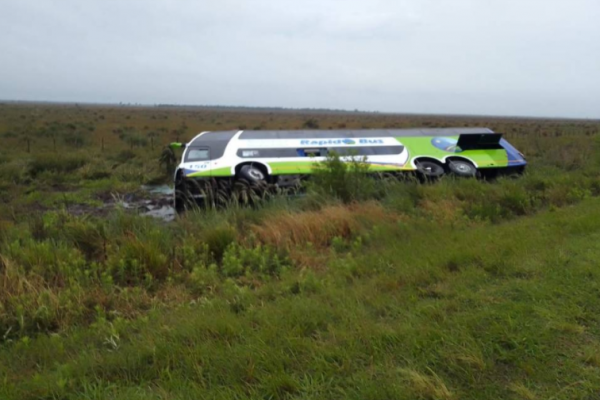 Corrientes: Volcó un colectivo de larga distancia en Ruta 5