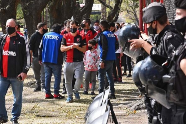 Mataron a balazos a un exjefe de la barrabrava de Newell's mientras dormía en su casa