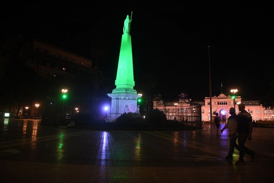 Iluminaron monumentos en conmemoración al Día Internacional contra el Cambio Climático