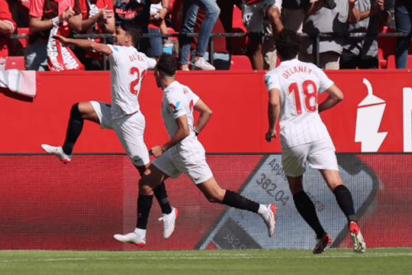 Sevilla ganó un partidazo ante Levante y trepó a la cima de La Liga