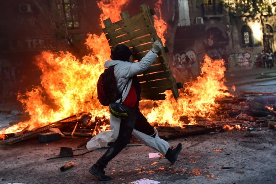 Disturbios y saqueos en la conmemoración del estallido social chileno de 2019