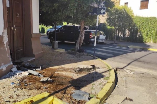 Conductor chocó contra la puerta de una casa