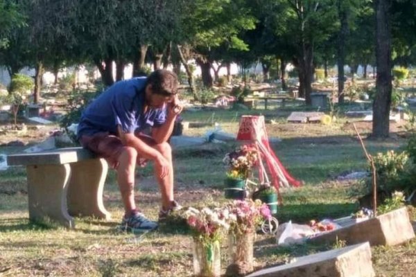 Un padre escucha los partidos de San Martín de Tucumán junto a la tumba de su hijo
