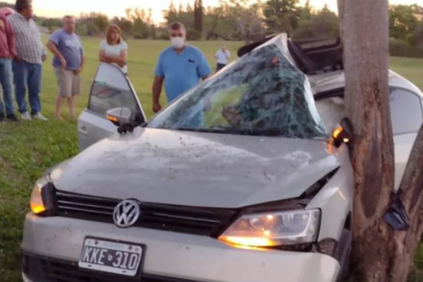 Despistó y terminó impactando su auto contra un árbol