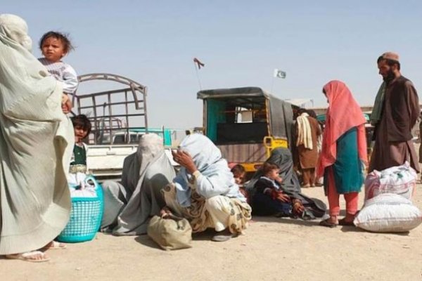 Familias de Afganistán venden a sus hijas para no morir de hambre
