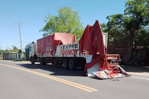 Se desprendió la carga de un camión y pudo ser una tragedia