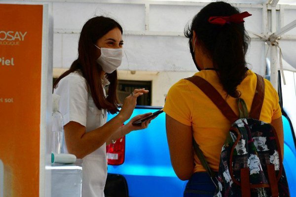 Comenzaron los testeos dermatológicos gratuitos en la plaza La Cruz