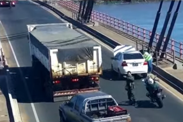 Un auto quedó varado en el puente Interprovincial