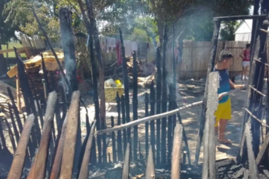 Un incendio destruyó una casa precaria en Lomas de Vallejos