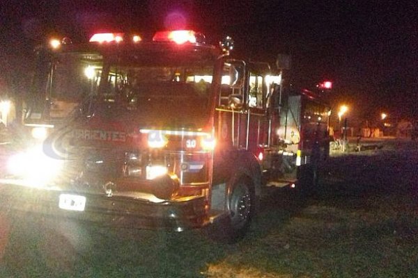 Incendio consumió dos vehículos en un taller de chapa y pintura