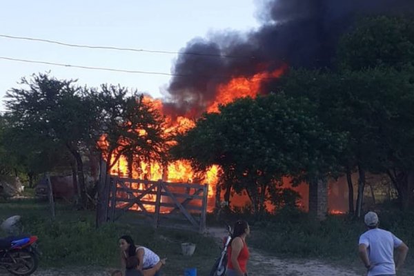 Impresionante incendio de una vivienda por Ruta 12