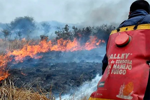 Córdoba: continúa activo el incendio en el Valle de Traslasierra
