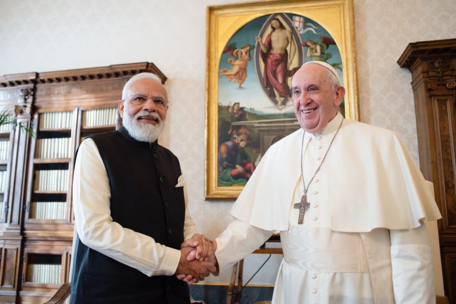 Francisco recibió al premier indio Modi, que lo invitó a visitar su país