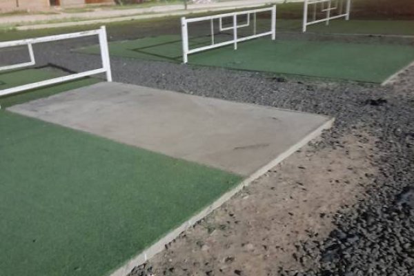 Roban la alfombra de la cancha de fútbol-tenis de una plaza