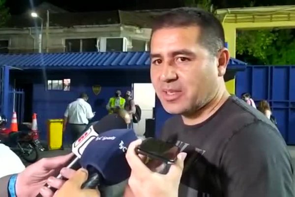 Riquelme cara a cara con los jugadores: 