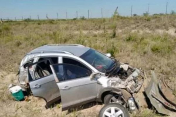 Monte Caseros: Despistaron, volcaron con su auto y resultaron casi ilesos