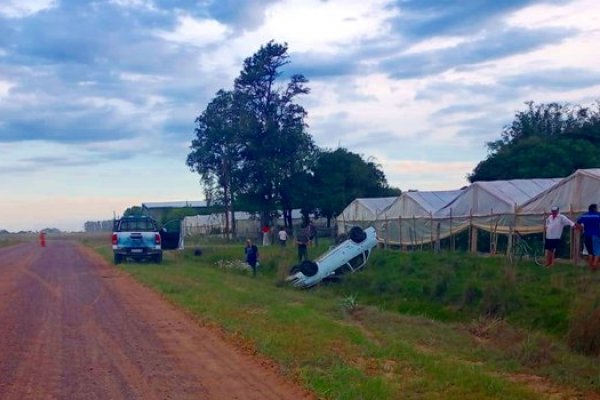 Impactantes imágenes de un vuelco en paraje rural